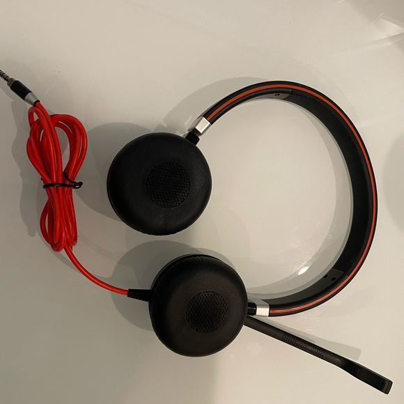 Jabra Headset with Mic, Adapter & Case - Picture 7 of 8